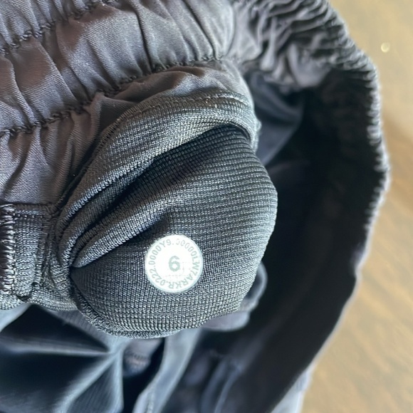 Lululemon hotty hot 2.5” short. Black. Size 6. - Picture 2 of 4